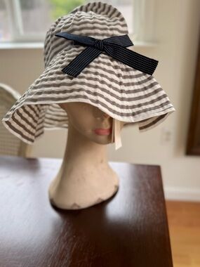 Grevi Striped Wide-Brim Kids Hat with Black Bow - Cream & Black